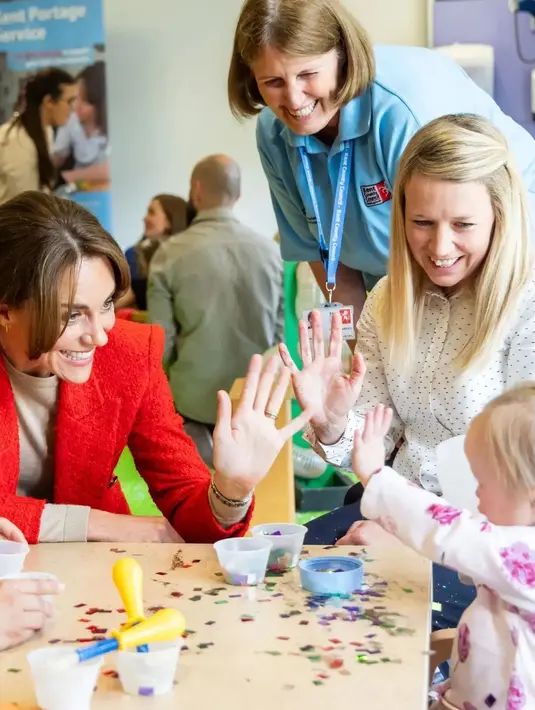 Rambut coklatnya dipintal menjadi sanggul rendah dengan curtain bangs yang membingkai wajahnya. [@katemiddleton.id]