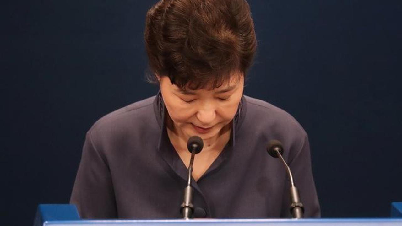 Presiden Korsel, Park Geun-hye membungkuk sebagai wujud permintaan maafnya kepada rakyat