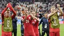 Para pemain Denmark menyapa suporter usai mengalahkan Peru pada laga Grup C Piala Dunia di Mordovia Arena, Saransk, Sabtu (16/6/2018). Denmark menang 1-0 atas Peru. (AP/Martin Meissner)