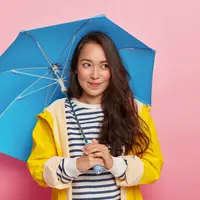 Yuk, simak tips mengaplikasikan makeup natural yang tahan seharian saat musim hujan. [Dok/freepik.com/wayhomestudio]