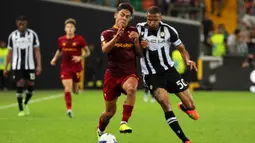 Pemain AS Roma Paulo Dybala (kiri) berebut bola dengan pemain Udinese Rodrigo Becao (kanan) pada pertandingan sepak bola Serie A Italia di Stadion Friuli, Udine, Italia, 4 September 2022. Udinese menang 4-0. (Andrea Bressanutti/LaPresse via AP)