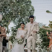 Gaun brokat tersebut hadir dalam siluet mermaid dan dilengkapi train panjang hingga menyapu rumput.  [@jennifercoppenreal20]