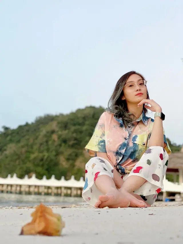 Potret Gaya Oza Kioza Pakai Baju Tie Dye, Stylish Banget. (Sumber: Instagram/ozakiozaduoserigala)