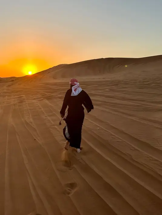 Aaliyah Massaid memilih tampil santai dengan busana serba hitam di tengah padang pasir [@aaliyah.massaid]