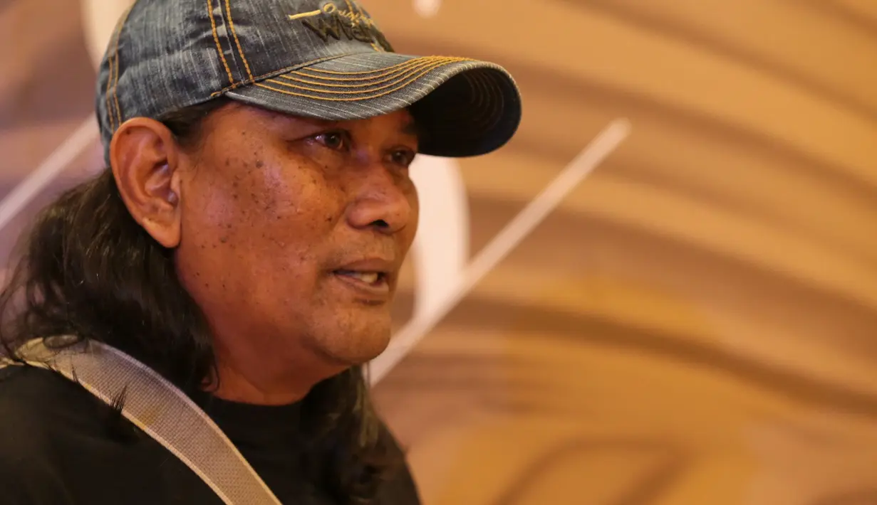 Berbeda dengan sebelumnya Wiro yang diperankan oleh Ken Ken. Dalam film yang rencananya tayang pada 2018 itu dibintangi oleh Vino G Bastian. Seperti diketahui, Vino merupakan anak mendiang penulis cerita tersebut. (Adrian Putra/Bintang.com)