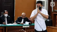 Terdakwa kasus pembunuhan Brigadir Yosua, Richard Eliezer Pudihang Lumiu bersiap menjalani sidang pembacaan replik atau tanggapan Jaksa Penuntut Umum (JPU) di PN Jakarta Selatan, Senin (30/1/2023). Jaksa juga telah mempertimbangkan rekomendasi dari Lembaga Perlindungan Saksi dan Korban (LPSK) dalam menyusun tuntutan terhadap Bharada E.  (Liputan6.com/Johan Tallo)