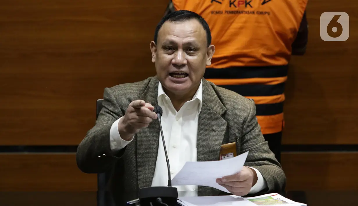 Ketua KPK, Firli Bahuri saat menyampaikan rilis penahanan Bupati Mimika Eltinus Omaleng sebagai tersangka kasus dugaan korupsi pembangunan Gereja Kingmi Mile 32 di Mimika, Papua di Gedung KPK Jakarta, Kamis (8/9/2022). Eltinus Omaleng ditangkap dan dijemput paksa tim penyidik Komisi Pemberantasan Korupsi (KPK) lantaran tak kooperatif terhadap proses hukum. (Liputan6.com/Helmi Fithriansyah)