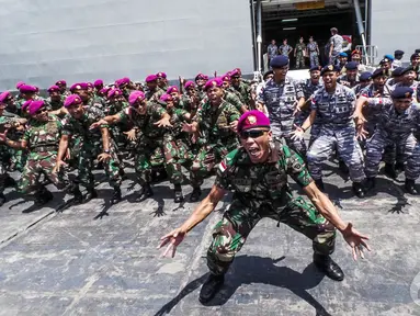 Prajurit Marinir bergaya usai latihan bersama dalam Rim of the Pasific (RIMPAC) 2014, Jakarta, Selasa (2/9/2014) (Liputan6.com/Faizal Fanani)