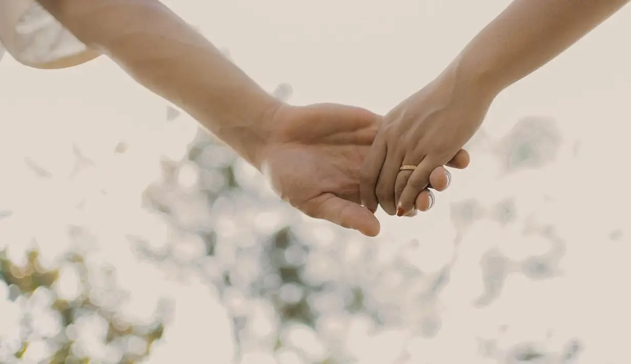 "God answered my prayer for sure. Looking forward to loving you every step of the way," tulis Mikha. [Instagram @mikha97]