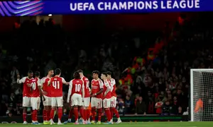 Gelandang Arsenal, Declan Rice, berbicara kepada rekan-rekan setimnya dalam pertandingan leg kedua perempat final UEFA Champions League antara Arsenal dan Sporting CP di Emirates Stadium, London utara, pada 15 April 2026. (Adrian Dennis / AFP)