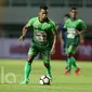 Pemain PS TNI, Manahati Lestusen saat melawan Persib Bandung pada lanjutan Liga 1 2017 di Stadion Pakansari, Bogor, Sabtu (22/4/2017). PS TNI bermain imbang 2-2. (Bola.com/Nicklas Hanoatubun)