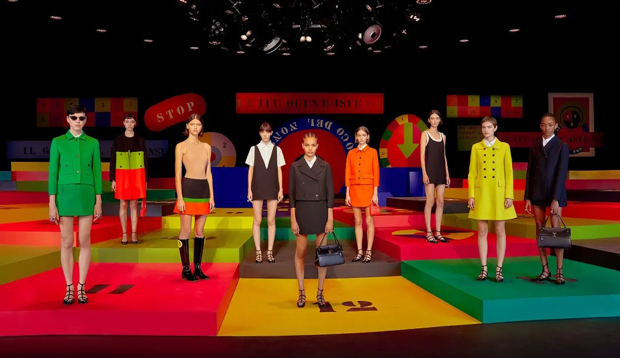 Dalam panggung ini, terdapat 30 karya seni buatan tangan yang khusus dibuat untuk peragaan busana Dior Spring/Summer 2022. (Dior).