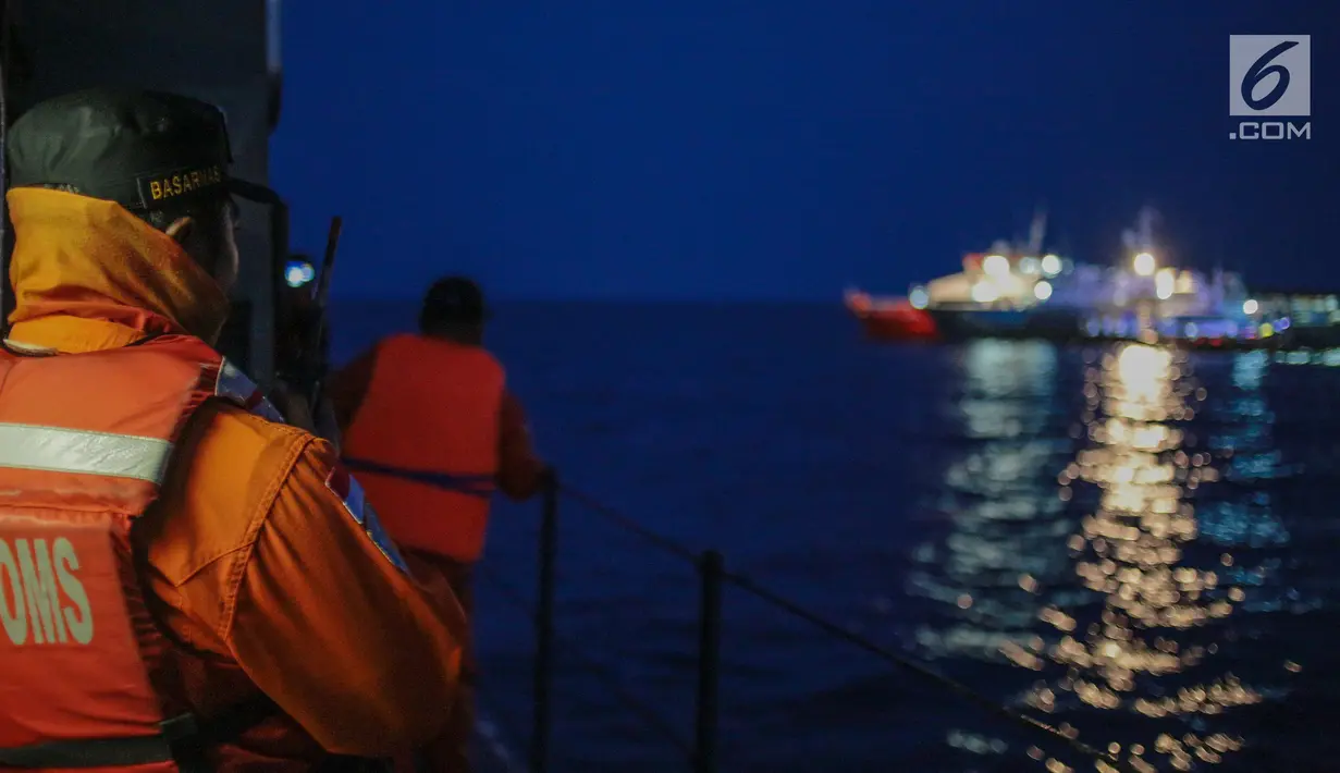Anggota Basarnas mencari puing serta korban pesawat Lion Air JT 610 di perairan Karawang, Jawa Barat, Senin (29/10). Pesawat Lion Air JT 610 yang jatuh dinyatakan laik operasi. (Liputan6.com/Faizal Fanani)