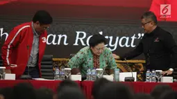 Ketua Umum PDIP Megawati Soekarnoputri (tengah) saat akan memberi pembekalan kepada calon anggota legislatif PDIP di DPP PDIP, Jakarta, Kamis (15/11). Tujuan kegiatan ini agar partai dapat melahirkan kader yang berkualitas. (Merdeka.com/Imam Buhori)