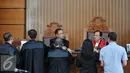 Hakim Tunggal, Amat Khusairi memeriksa berkas dukumen KPK di sidang praperadilan Ilham Arief Sirajuddin di PN Jaksel, Jumat (3/7/2015). Agenda sidang menghadirkan saksi fakta dan penyerahan berkas oleh tim kuasa hukum KPK. (Liputan6.com/Yoppy Renato)