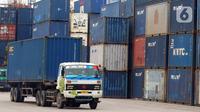 Truk melintas di Pelabuhan Tanjung Priok, Jakarta, Kamis (17/2/2022). Badan Pusat Statistik (BPS) melaporkan neraca perdagangan Indonesia pada Januari 2022 kembali mengalami surplus sebesar USD 930 juta. (Liputan6.com/Herman Zakharia)