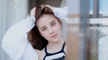 Punya rambut panjang, Agatha Chelsea sering berpose sembari memegang rambut indahnya. Pose satu ini memang menjadi salah satu pose andalan wanita yang punya rambut panjang, tak terkecuali Agatha Chelsea. Ketika berposes memegang rambut, bintang film Meet Me After Sunset ini seperti sedang mengikat rambutnya. (Liputan6.com/IG/@agatha_chelsea)