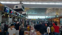 Lonjakan pergerakan penumpang di Bandara Internasional Soekarno Hatta, ternyata masih terjadi hingga hari ini, 1 Mei 2023. Para penumpang memilih pulang dari kampung halaman atau liburan, mendekati hari masuk kerja besok, 2 Mei 2023.