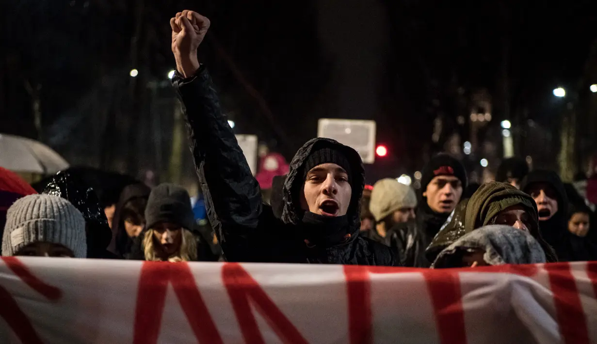 Sejumlah orang yang tergabung dalam aktivis antifasis melakukan aksi di Turin, Italia (22/2). Massa berunjuk rasa menentang kampanye pemilihan yang diselenggarakan oleh gerakan sayap kanan Italia, CasaPound. (AFP Photo/Piero Cruciatti)