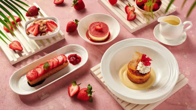 Emirates memanjakan lidah penumpang dengan memberikan makanan khas musim panas di dalam pesawat