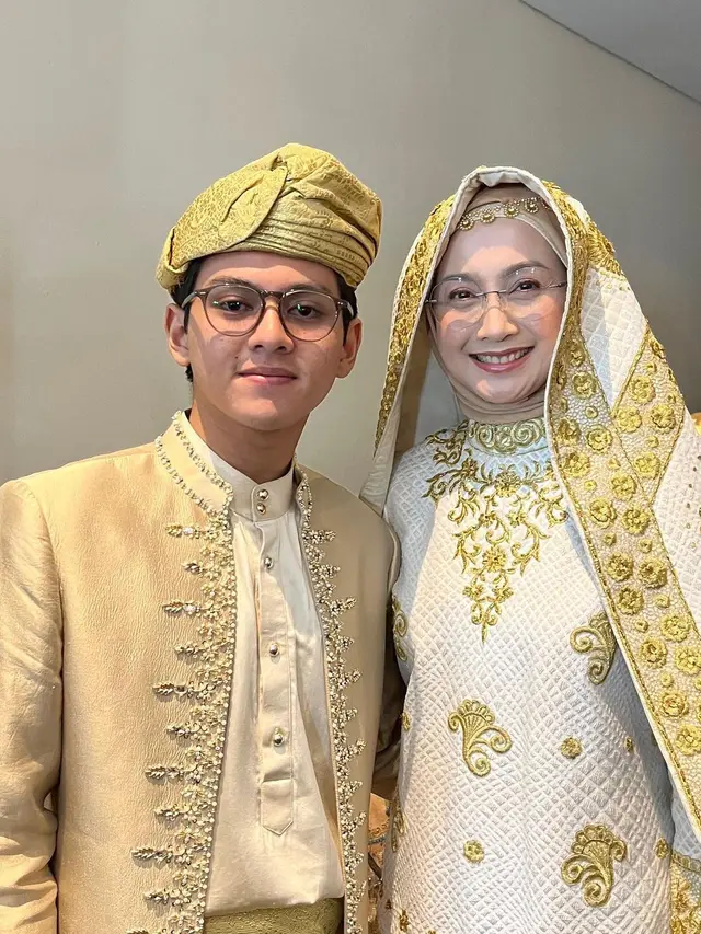 Desy Ratnasari kenakan baju Minang (Instagram/desyratnasariterdepan)