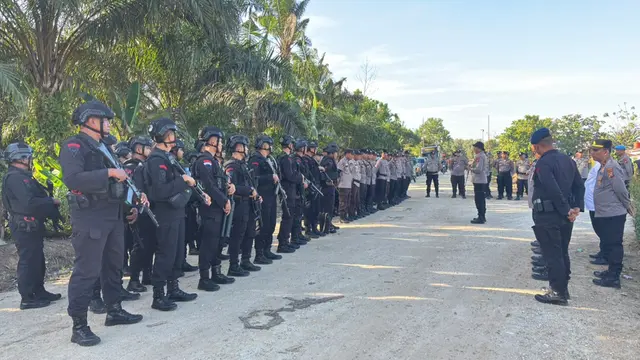 Polres Siak menyiagakan ratusan personel Brimob di lokasi penyerangan kompleks PT Seraya Sumber Lestari.