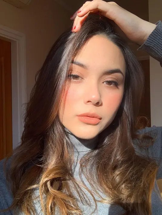 Diterpa sinar matahari, wajah wanita yang aktif mengikuti gerakan Save Earth ini banjir pujian. Pakai makeup tipis, membuat kulitnya tampak eksotis.(Liputan6.com/IG/@gretairn)