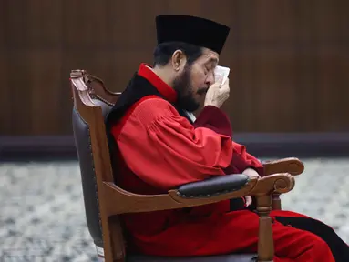 Anwar Usman saat mengikuti prosesi wisuda purnabakti di Ruang Sidang Mahkamah Konstitusi (MK), Jakarta, Senin (13/4/2026). Anwar Usman resmi pensiun sebagai Hakim Mahkamah Konstitusi (MK). (Kapanlagi.com/Budy Santoso)
