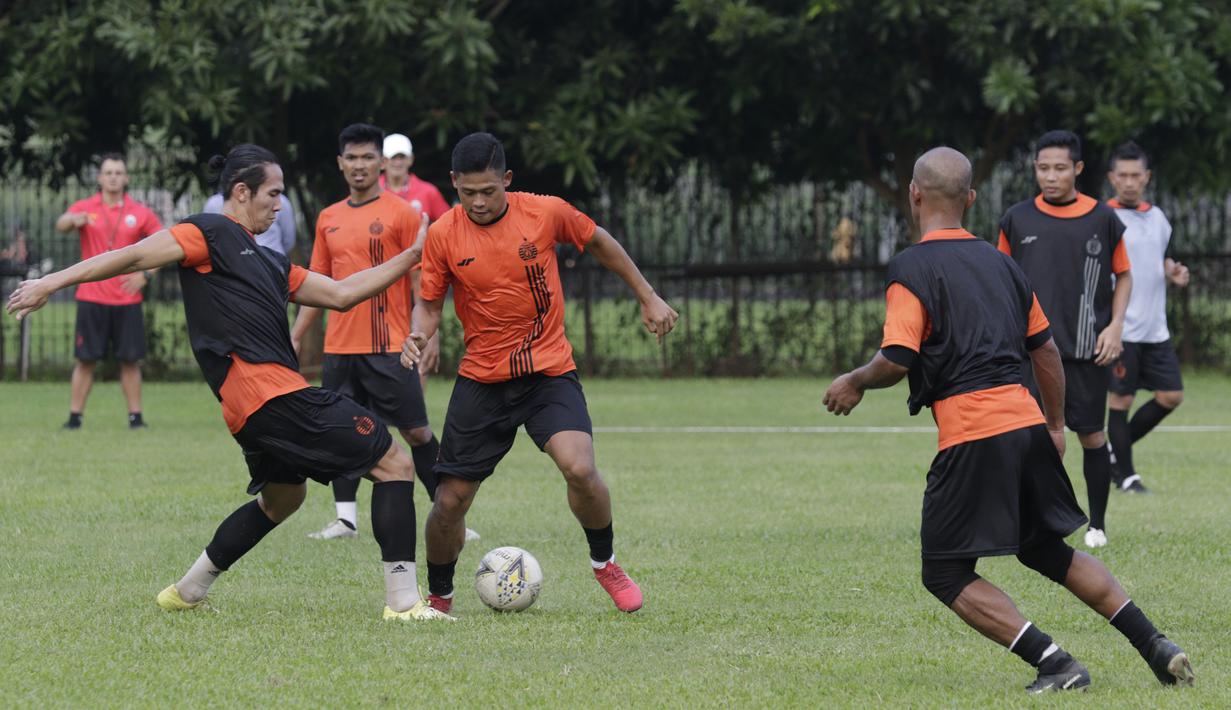 Pemain Persija Jakarta, Ryuji Utomo, saat melakukan latihan di Lapangan Sutasoma, Jakarta, Jumat (17/1/2020). Gelandang Timnas Indonesia ini menjadi rekrutan baru Macan Kemayoran untuk mengarungi Liga 1 musim depan. (Bola.com/M Iqbal Ichsan)