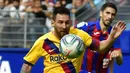 Striker Barcelona, Lionel Messi, berusaha mengontrol Eibar pada laga La Liga 2019 di Stadion Ipurua, Sabtu (19/10). Barcelona menang 3-0 atas Eibar. (AP/Alvaro Barrientos)