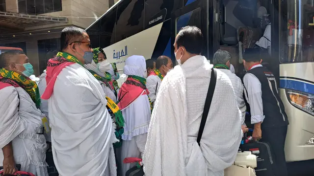 Calon haji Indonesia berangkat ke Arafah dari Makkah, Kamis 7 Juli 2022. (Liputan6.com/Mevi Linawati)