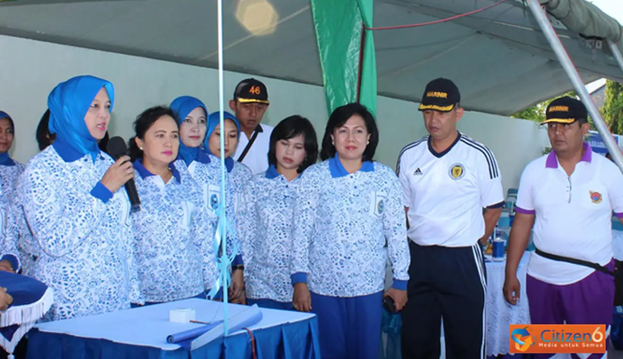 Citizen6, Surabaya: Ketua Pengurus Gabungan Jalasenastri Korps Marinir, Ny. Meidy Astuti A Faridz Washington membuka lomba renang antar Pengurus Jalasenastri dikolam renang Kolatmar Gunung Sari Surabaya, Selasa (23/10).(Pengirim: Budi Abdillah).