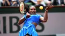 Serena Williams berusaha mengembalikan bola pukulan Kristina Mladenovic dalam babak ketiga Prancis Terbuka 2016 di Roland Garros, Prancis, (28/5/2016). (AFP/Miguel Medina)