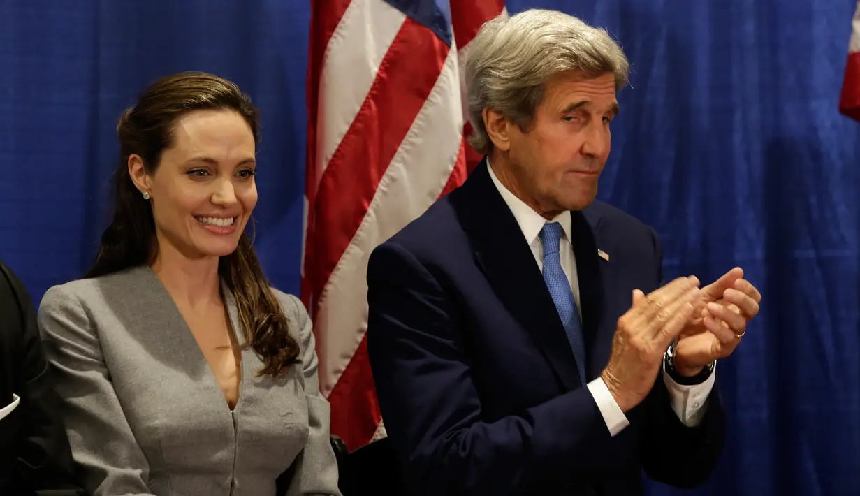  Menteri Luar Negeri AS John Kerry (kanan)  dan aktris Angelina Jolie saat menghadiri acara buka puasa lintas agama di  All Dulles, Area Muslim Society, Virginia, AS, (20/6). Kegiatan ini juga untuk memperingati Hari Pengungsi Dunia. (YURI GRIPAS / AFP)