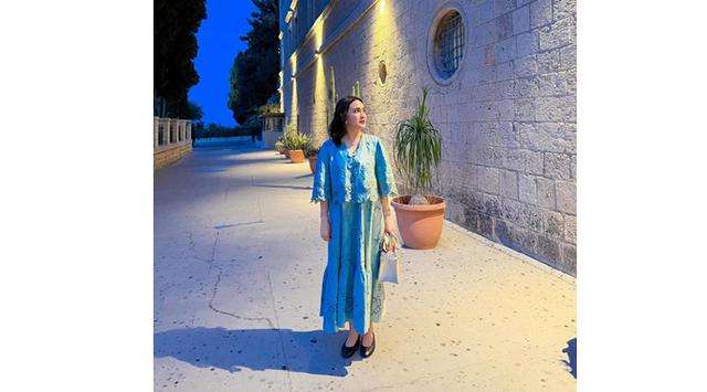 6 Gaya Shandy Aulia saat kunjungi masjid Al-Aqsa, menawan mengenakan blus brokat biru mint