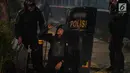 Personel Kepolisian dari satuan Brimob membasuh wajah di sela-sela tugas menghalau massa yang berlaku anarkis di sekitar depan Gedung Bawaslu, Jalan MH Thamrin, Jakarta, Rabu (22/5/2019).
Aksi unjuk rasa yang dimotori GNKR berakhir ricuh. (Liputan6.com/Immanuel Antonius)