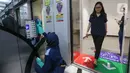 Petugas membersihkan tombol lift dengan mendisinfeksi sejumlah fasilitas di Lippo Malls Puri, Jakarta, Jumat (06/3/2020). Mall ini juga mengeluarkan pedoman penanggulangan penyebaran virus corona yang mengatur mekanisme pemantauan dan penanganan virus corona. (Liputan6.com/Fery Pradolo)