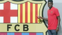 Bek anyar Barcelona, Samuel Umtiti, saat sesi pengenalan di depan media, di Barcelona (14/7/2016). Barcelona tak akan jor-joran dalam bursa transfer musim panas tahun ini.  (EPA/Andreu Dalmau)