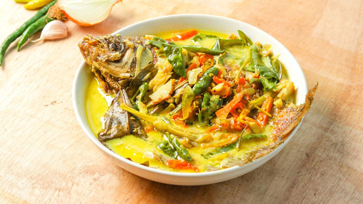 Acar Ikan Mas Tradisional: Hidangan Acar Ikan Mas dengan bumbu rempah yang kaya