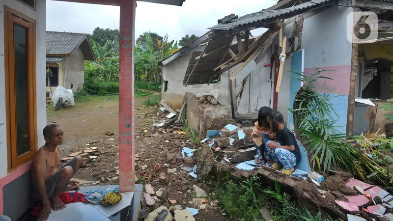 Penyintas Gempa Cianjur di Hunian Sementara