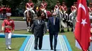 Presiden Prabowo Subianto menggelar upacara penyambutan kedatangan Presiden Turki Recep Tayyip Erdogan di Istana Kepresidenan, Bogor, Jawa Barat, Rabu 12 Februari 2025. (YASUYOSHI CHIBA/AFP)
