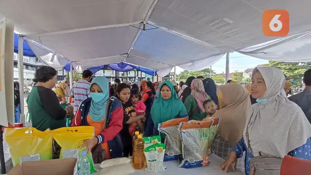 Operasi Pasar murah menjelang Natal dan Tahun Baru 2024 , untuk mensetabilkan harga kebutuhan pokok di Banyuwangi (Hermawan Arifianto/Liputan6.com)