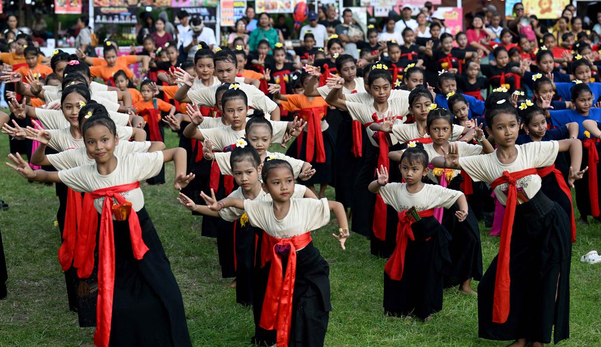 Anak-anak menampilkan tarian tradisional untuk menyambut malam pergantian tahun di Bali, pada Rabu 31 Desember 2025. (SONNY TUMBELAKA/AFP)
