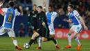 Pemain Real Madrid, Mateo Kovacic mengendalikan bola dengan kawalan pemain Leganes pada partai tunda pekan ke-16 La Liga Spanyol di Estadio Municipal de Butarque, Rabu (21/2). Madrid menang 3-1 atas Leganes meski sempat ketinggalan. (AP/Francisco Seco)