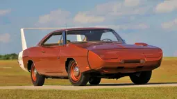 Dodge Charger Daytona merupakan mobil yang dibangun semata-mata untuk mendominasi ajang balapan NASCAR. Mobil ini sebenarnya adalah Dodge Charger R/T yang dimodifikasi sehingga dapat memanfaatkan aerodinamis dengan moncong miring yang mengarahkan angin keatas mobil. Mobil ini ditenagai mesin 426 Hemi V8 yang menjadikan mobil ini sebagai mobil pertama yang menyentuh kecepatan 200 mph dalam sejarah NASCAR. (Source: hotcars.com)