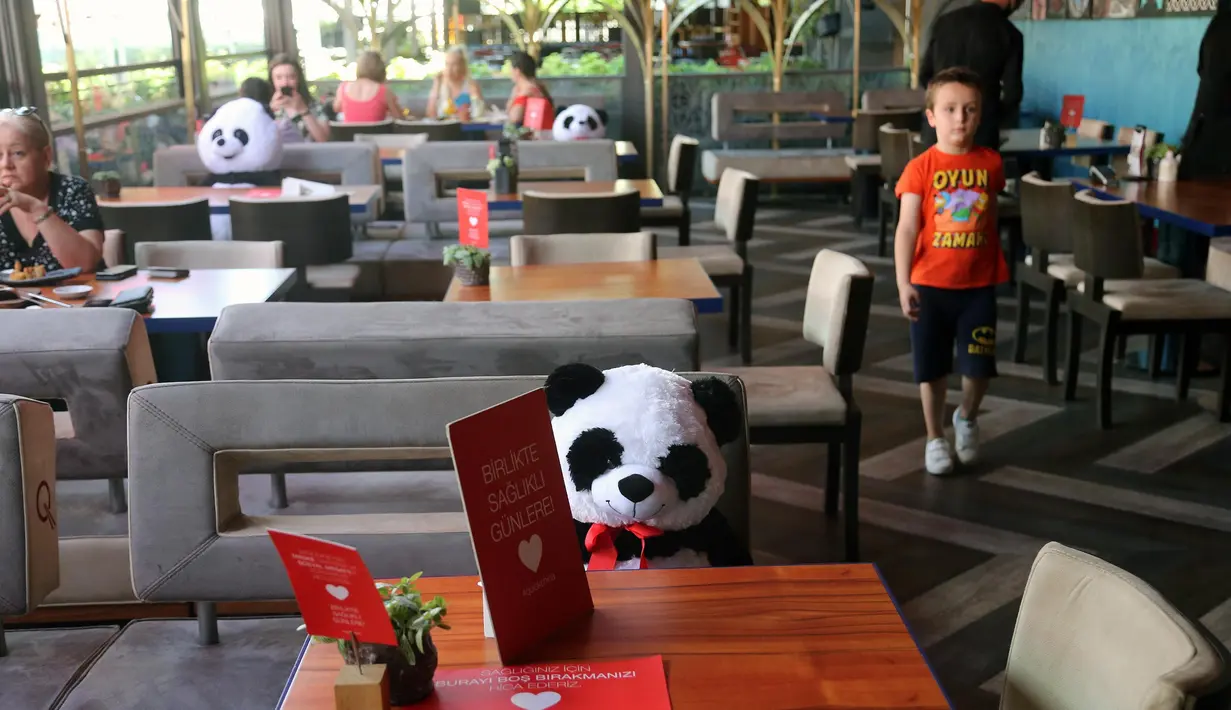 Boneka panda digunakan untuk membantu para pelanggan mempraktikkan jaga jarak sosial saat makan di sebuah restoran di Ankara, Turki (1/7/2020). Kasus COVID-19 di Turki bertambah 1.192 pada Rabu (1/7), sehingga total kasus terkonfirmasi menjadi 201.098. (Xinhua/Mustafa Kaya)