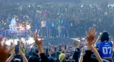 Pemain Persib Bandung mengangkat trofi saat pesta juara BRI Liga 1 2024/2025 di Stadion Gelora Bandung Lautan Api, Sabtu (24/5/2025) sore WIB. (Bola.com/M Iqbal Ichsan)