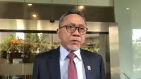 Menteri Perdagangan (Mendag) Zulkifli Hasan di kantor Kementerian Perdagangan, Senin, (9/10/2023). Ia menyebutkan pengaturan Social Commerce perlu dilakukan agar tidak menganggu ekonomi. (Elza/Liputan6.com)