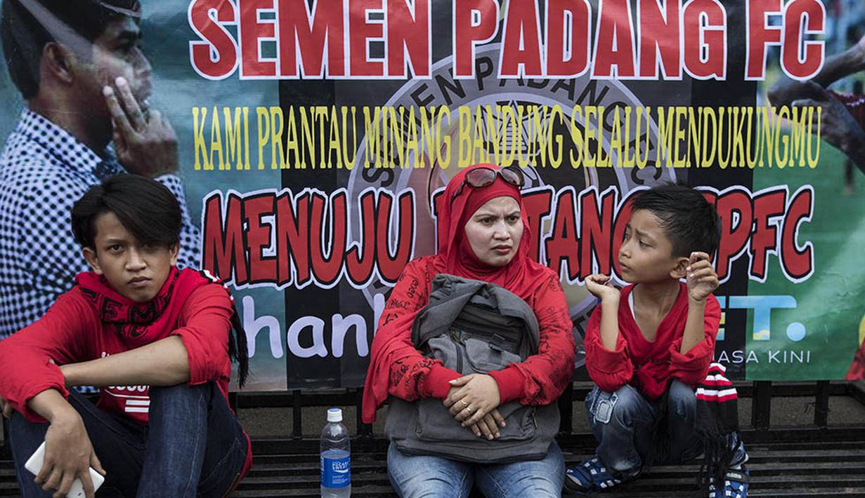Pendukung Semen Padang tidak hanya datang dari Jakarta dan Padang tapi juga dari daerah lain untuk mendukung Semen Padang melawan Mitra Kukar di final Piala Jenderal Sudirman di SUGBK, Jakarta, Minggu (24/1/2016). (Bola.com/Vitalis Yogi Trisna)