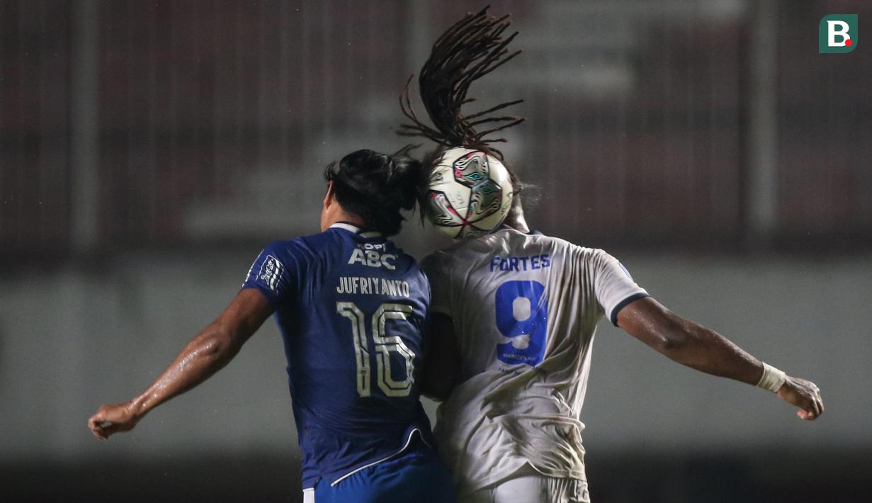 Hingga wasit meniup peluit panjang, Persib tak sanggup membalas gol Arema. (Bola.com/Bagaskara Lazuardi)